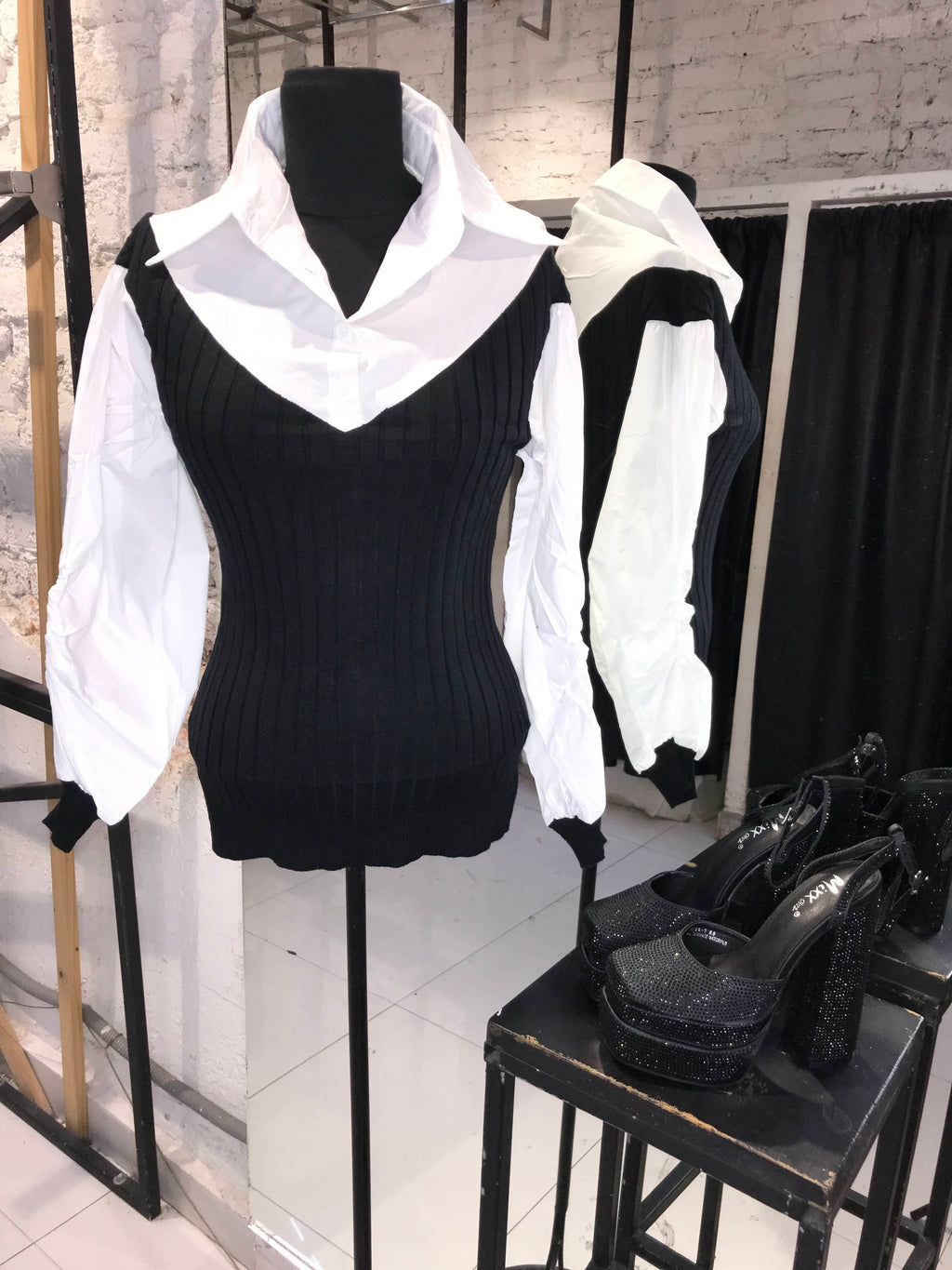 Blusa blanca camisera con chelco tejido simulado negro