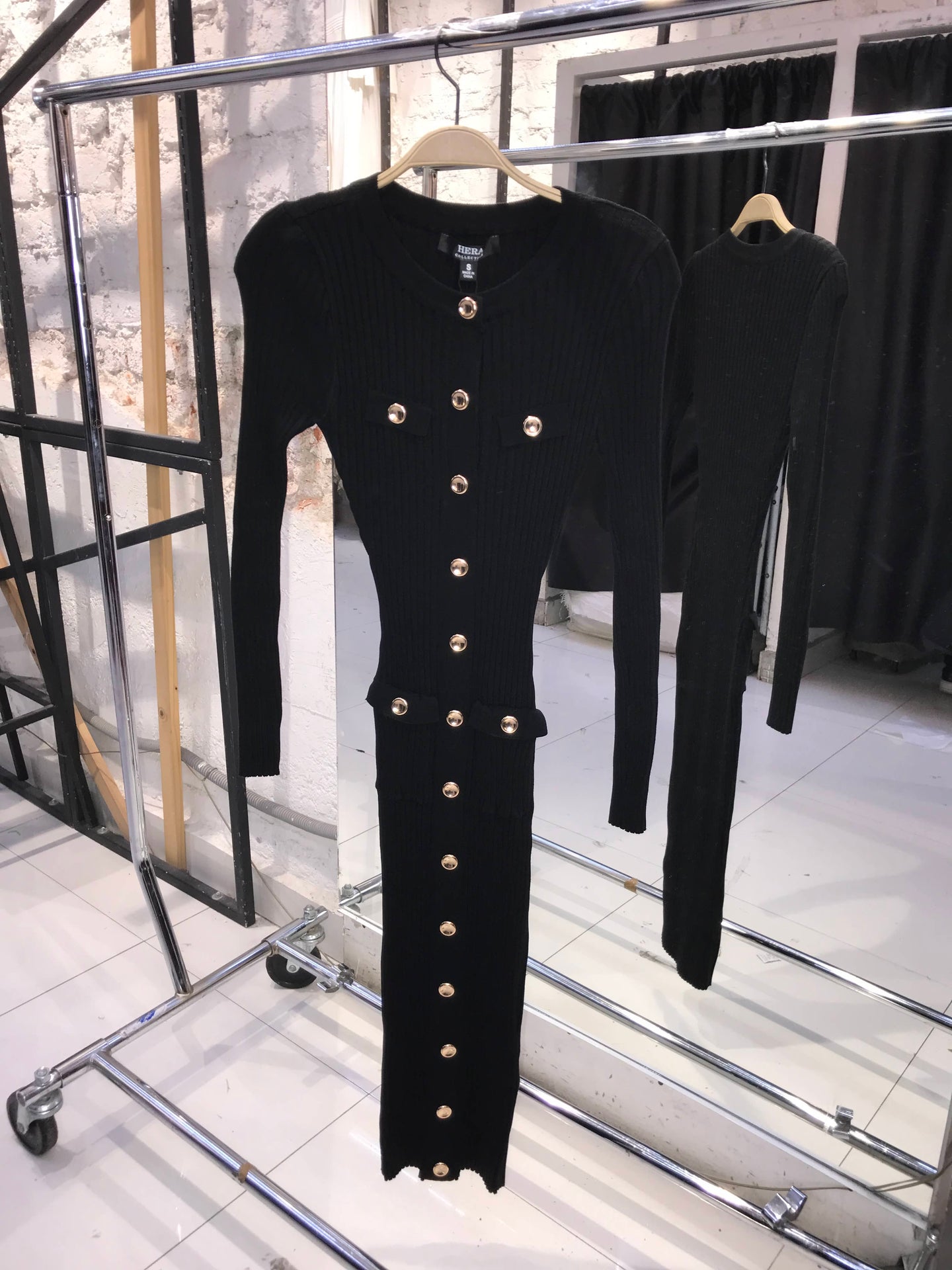 Vestido negro midi tipo sueter botone dorados