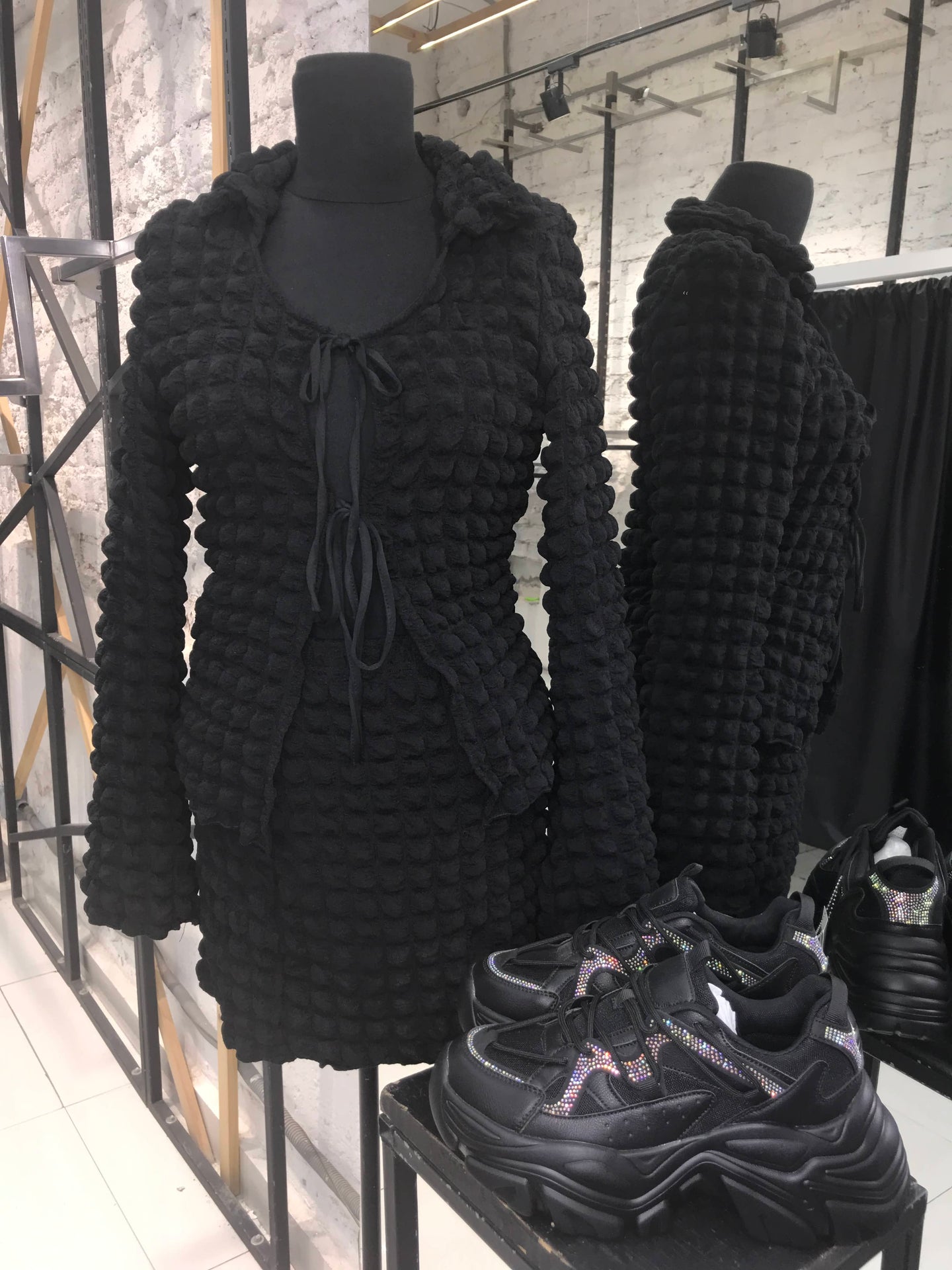 Conjunto negro blusa con amarre y mini falda