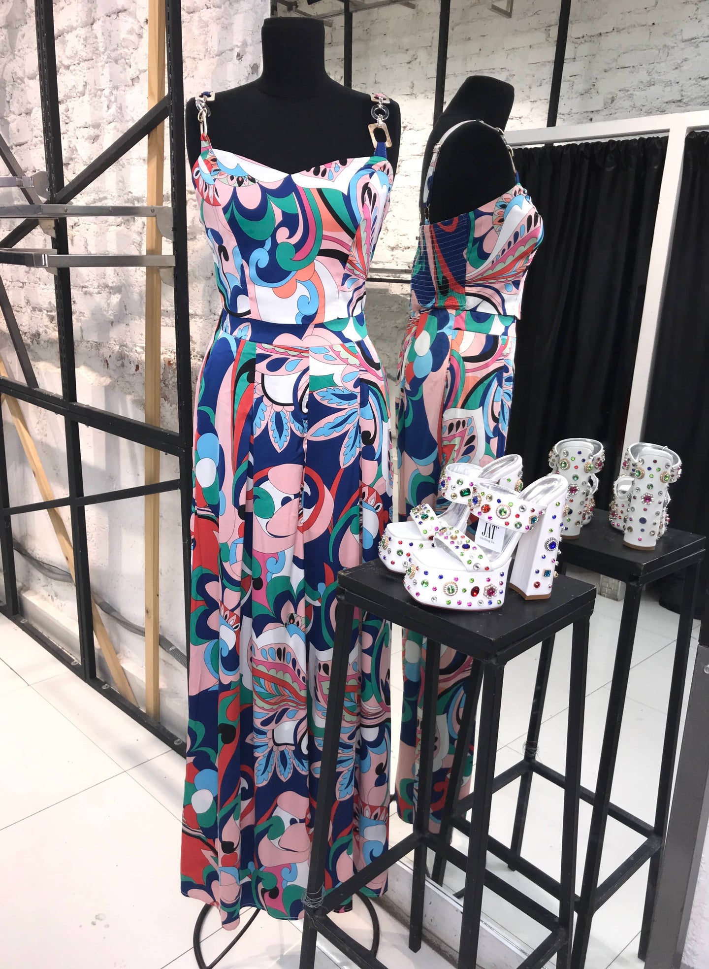 Conjunto de top y pantalon satinado estampado multicolor