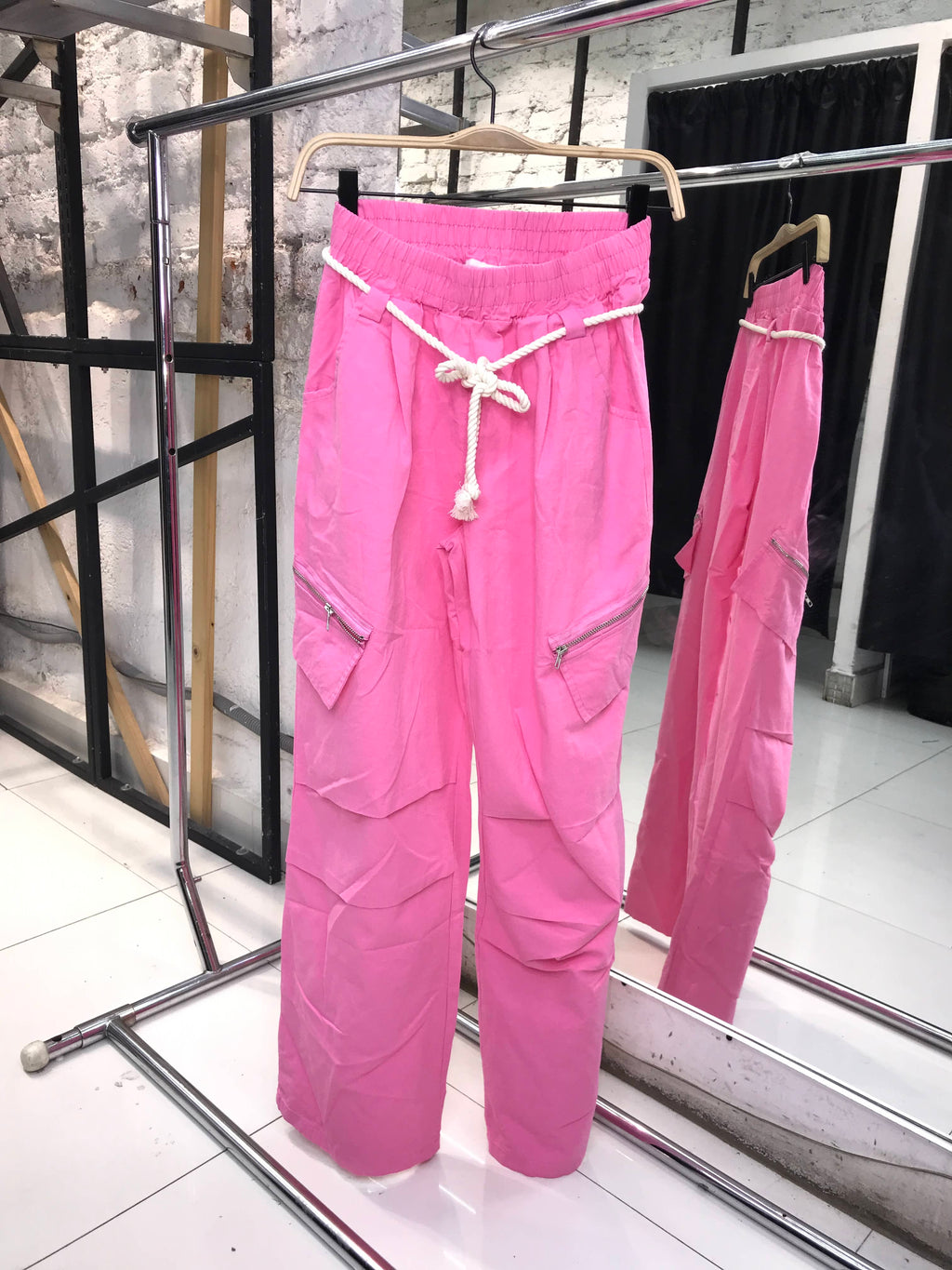Pantalon rosa tipo cargo
