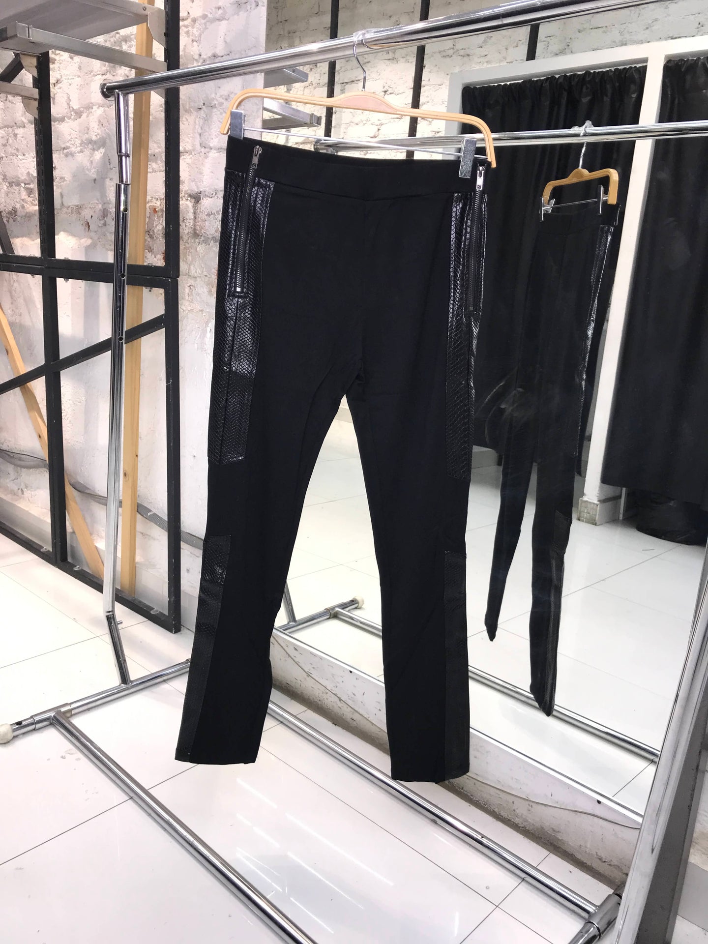 Leggings negros con detalles de vinipiel con textura