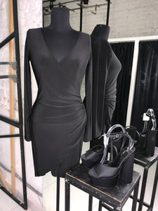 Vestido negro de licra manga larga con amarre en cintura