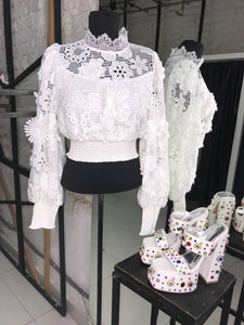 Blusa blanca manga larga de encaje