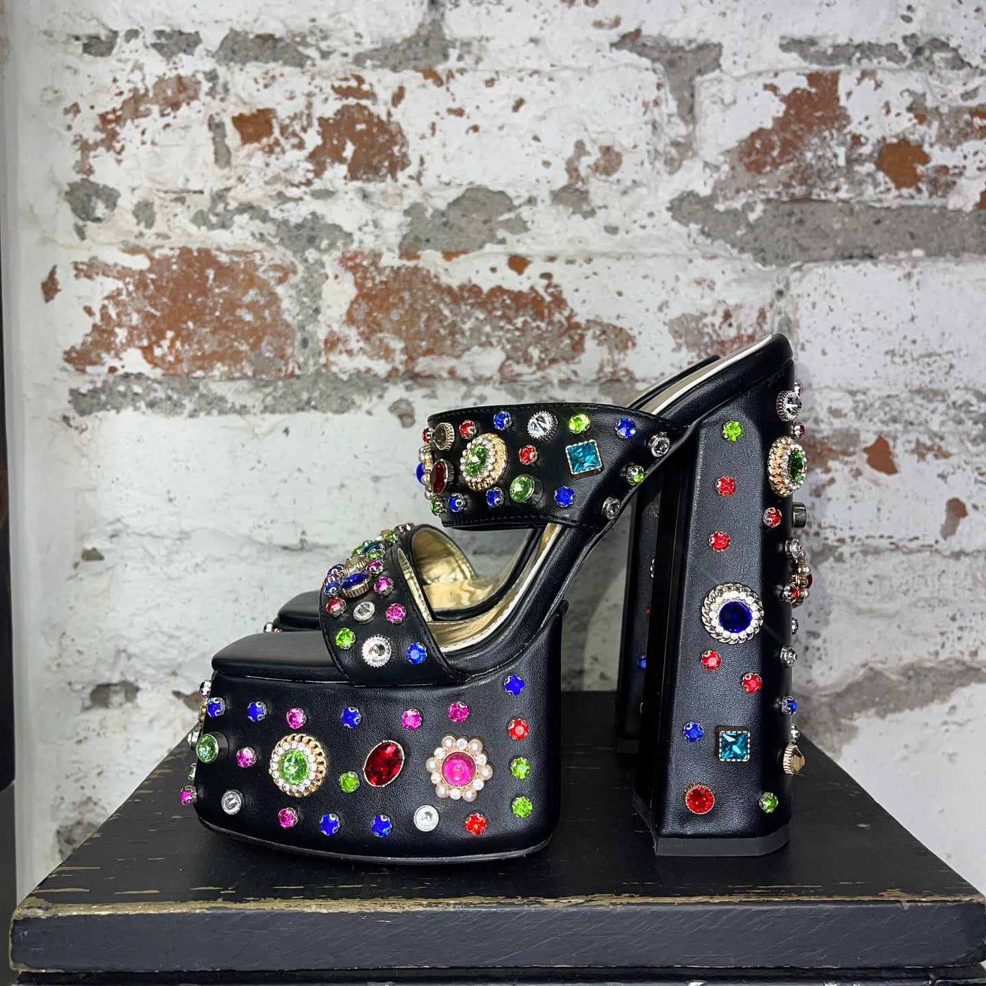 Zapatilas Leonor negras tacon cuadrado con plataforma y pedreria multicolor