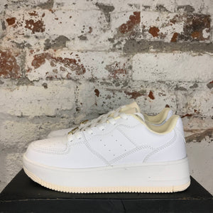 JAT Clothing Calzado Tennis Aya blancos con cadena en  agujeta