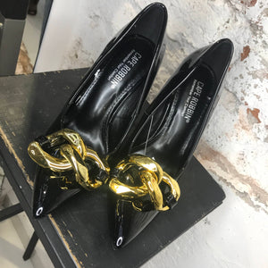 JAT Clothing Calzado Zapatillas Carmela negras de charol con maxi eslabones dorados
