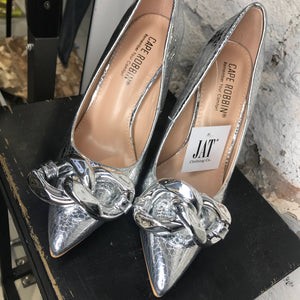 JAT Clothing Calzado Zapatillas Carmen plateadas de charol texturzado con maxi eslabones al tono